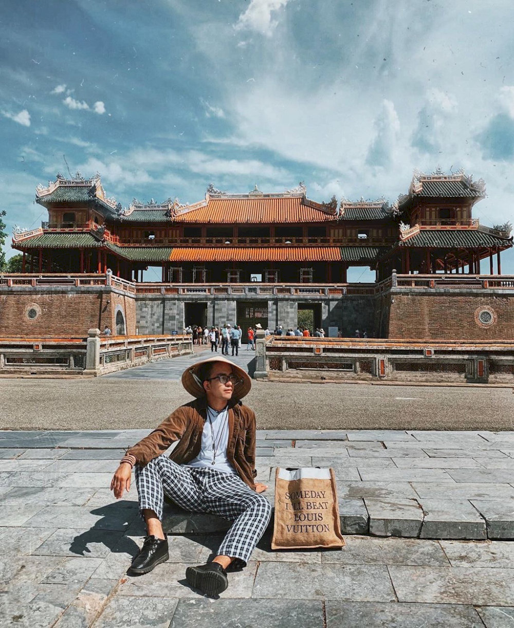 Những trang phục gam màu trầm rất thích hợp với khung cảnh tại Huế